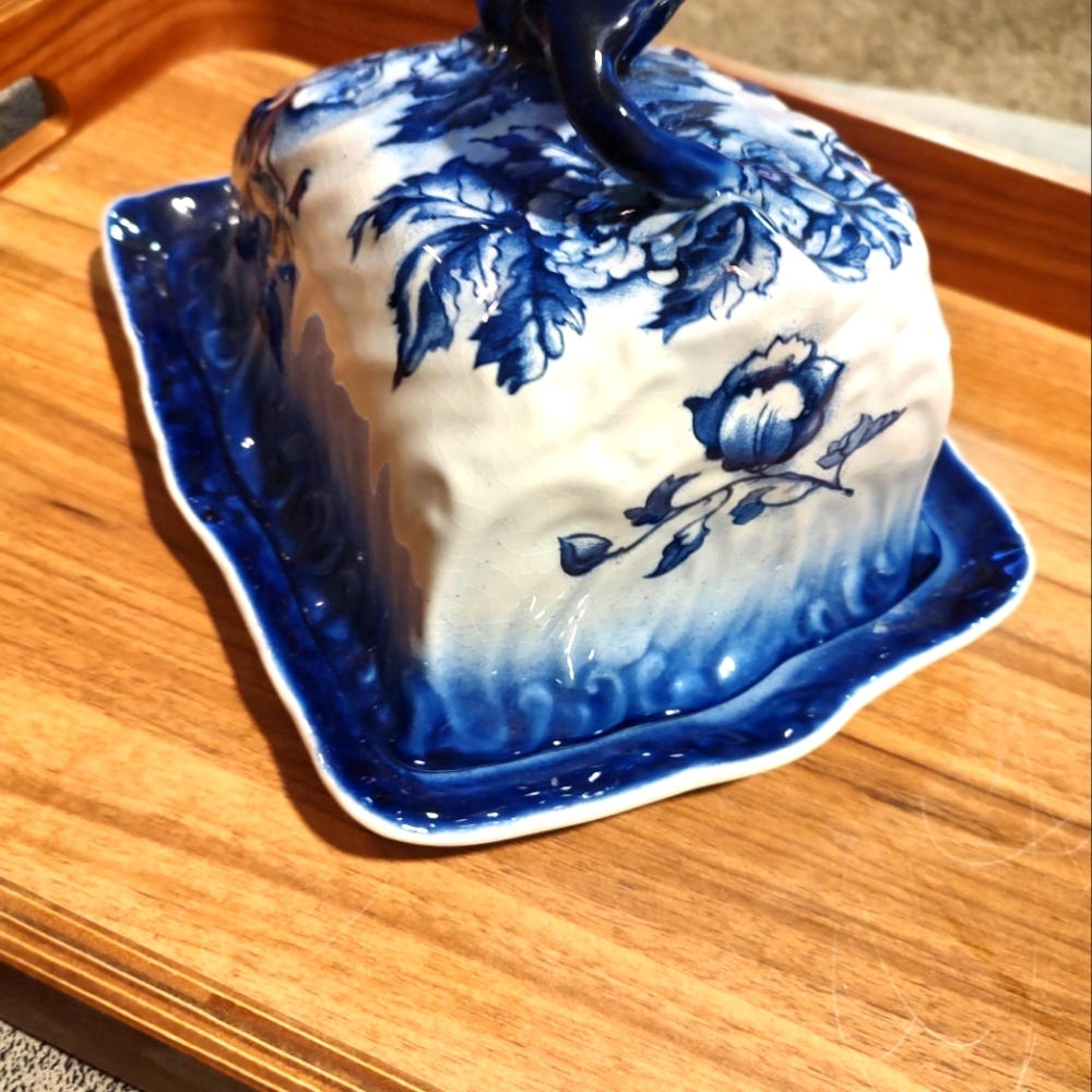 Vintage/Retro/Victorian inspired glass blue and white floral large butter dish - Picture 3 of 13